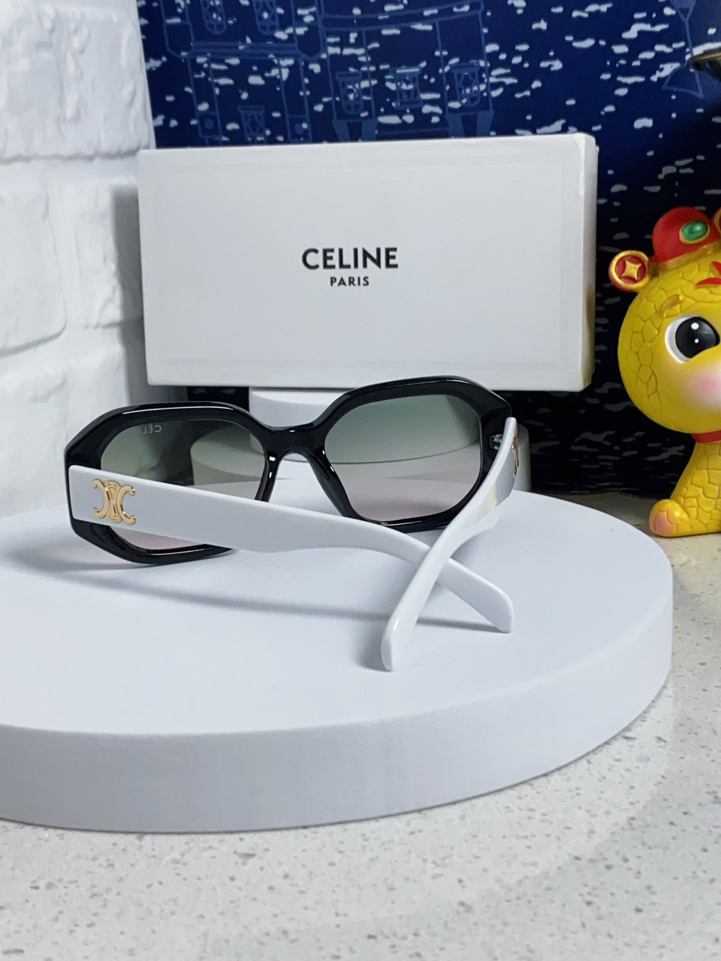TRIOMPHE SQUARE SUNGLASS 566739 IN BLACK AND WHITE ACETATE