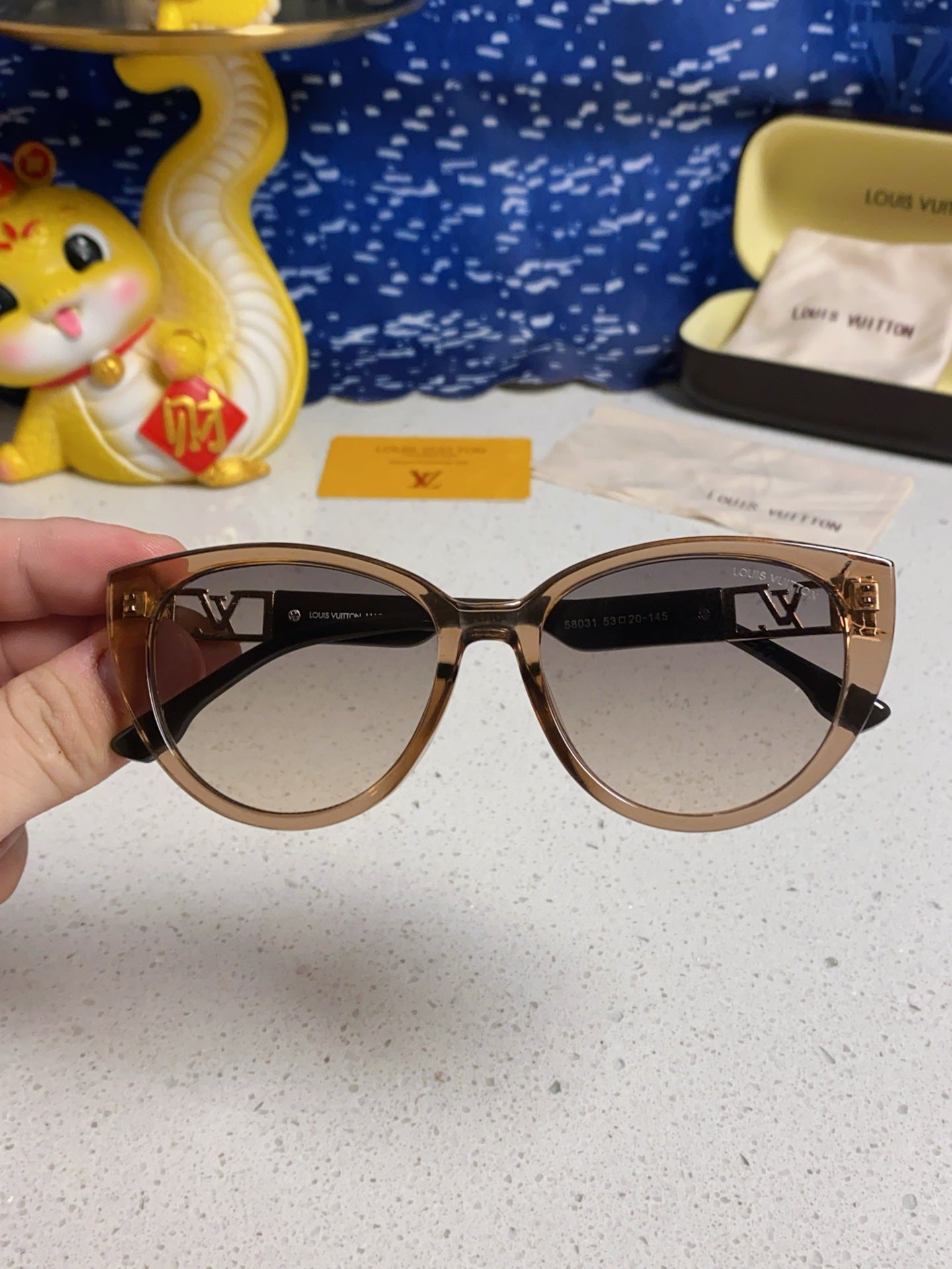 CAT EYE SUNGLASSES 567468 IN BROWN CLEAR ACETATE