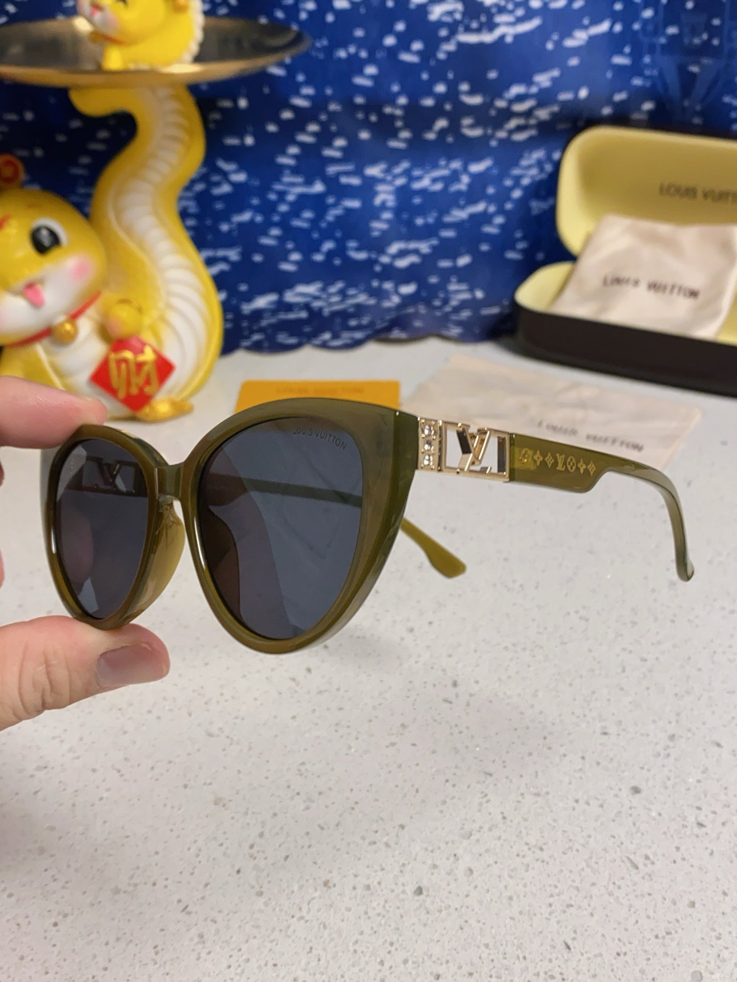 CAT EYE SUNGLASSES 567469 IN GREEN CLEAR ACETATE
