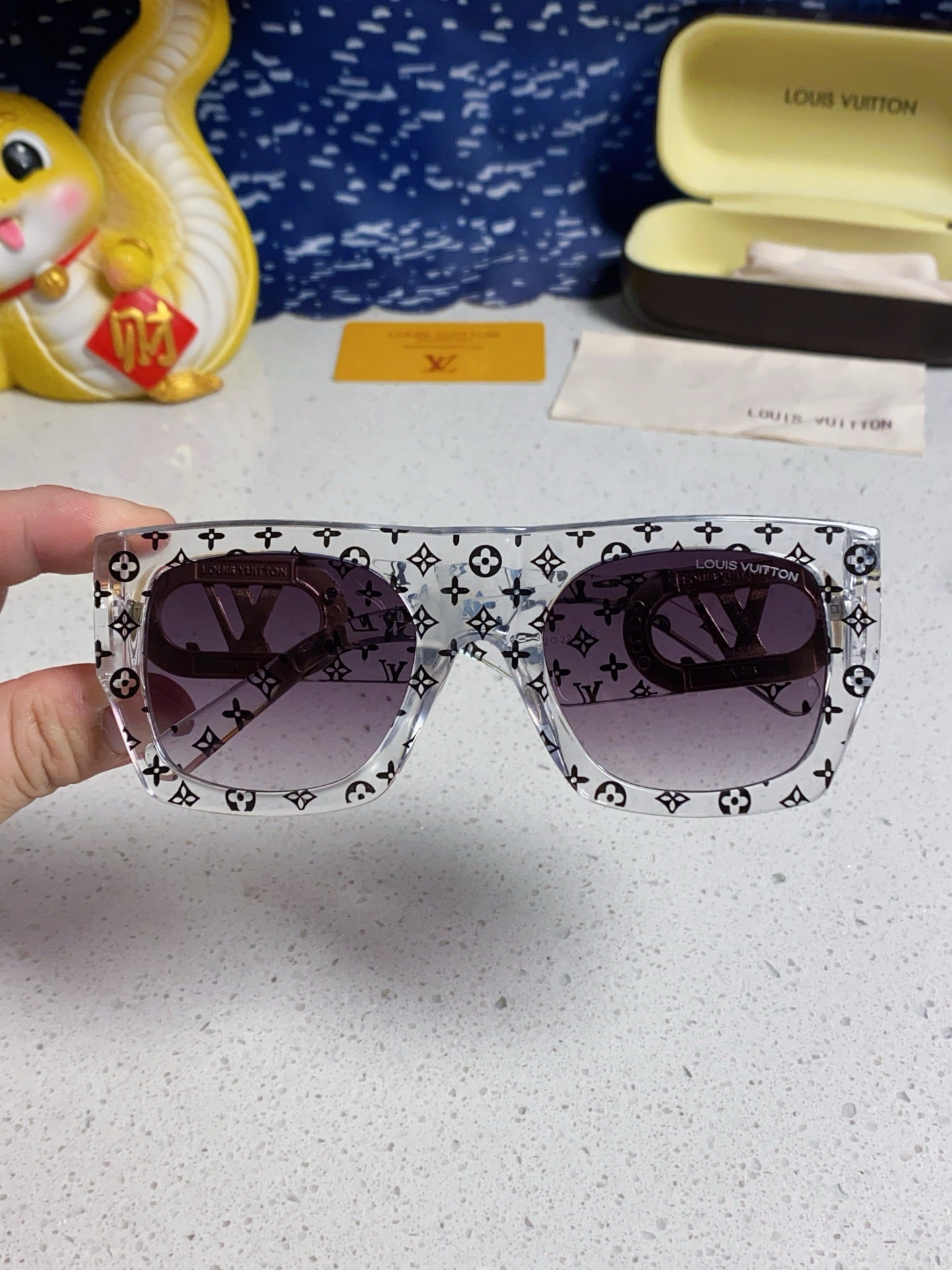 LINK SQUARE SUNGLASSES 570271 IN CLEAR ACETATE MONOGRAM LOGO ON FRAME