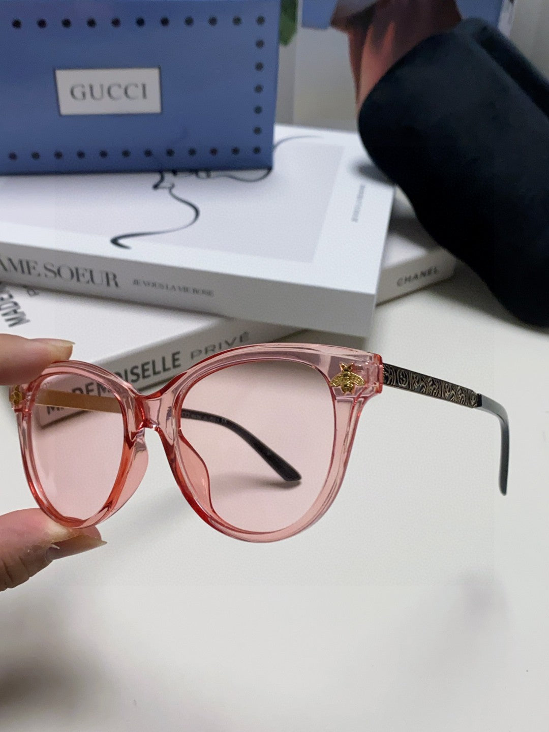 BEE EMBELLISHED BUTTERFLY FRAME SUNGLASSES 570242 IN ACETATE - Pink