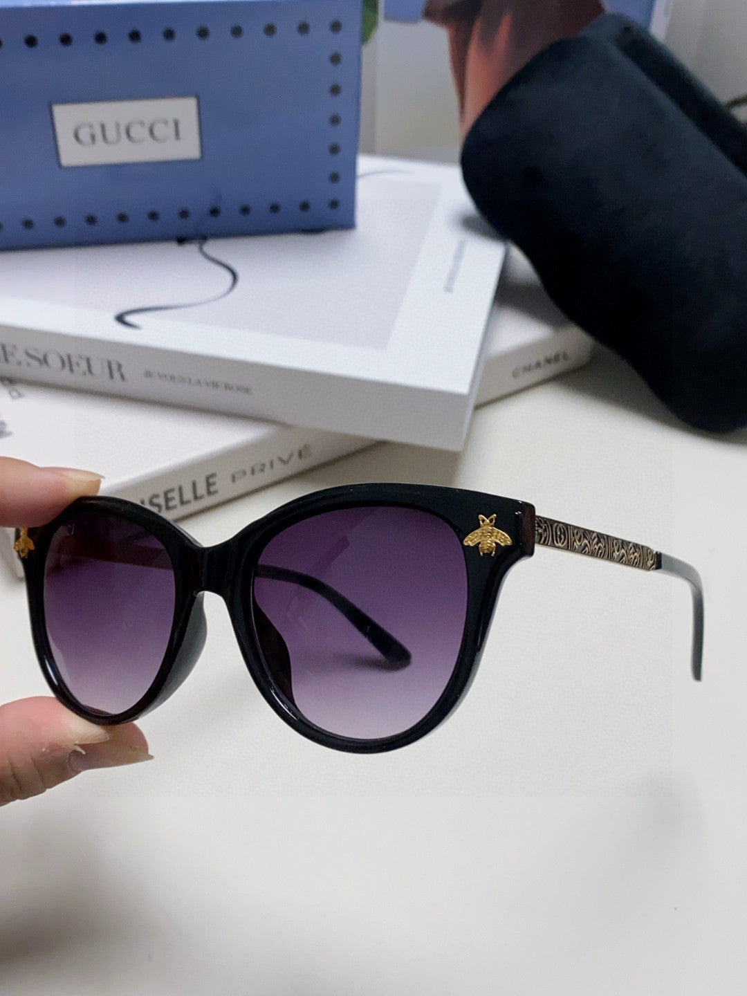 BEE EMBELLISHED BUTTERFLY FRAME SUNGLASSES 570242 IN ACETATE - Pink