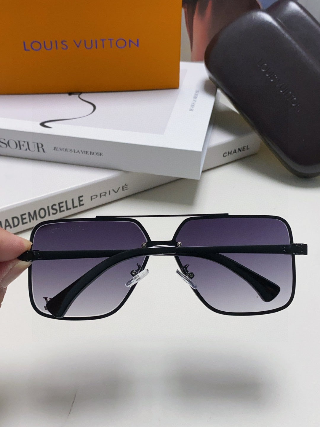 SQUARE SUNGLASSES 570266 IN BLACK METAL LOGO ON LENS