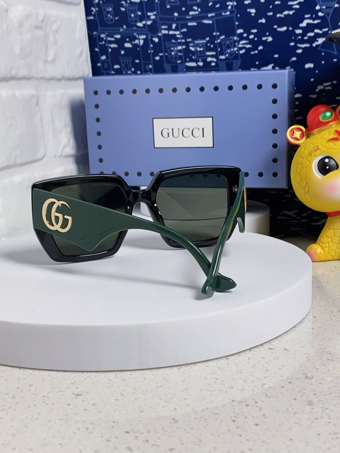 SQUARE FRAME SUNGLASSES 573303 IN ACETATE EMBOSSED LOGO - Black/ smoke