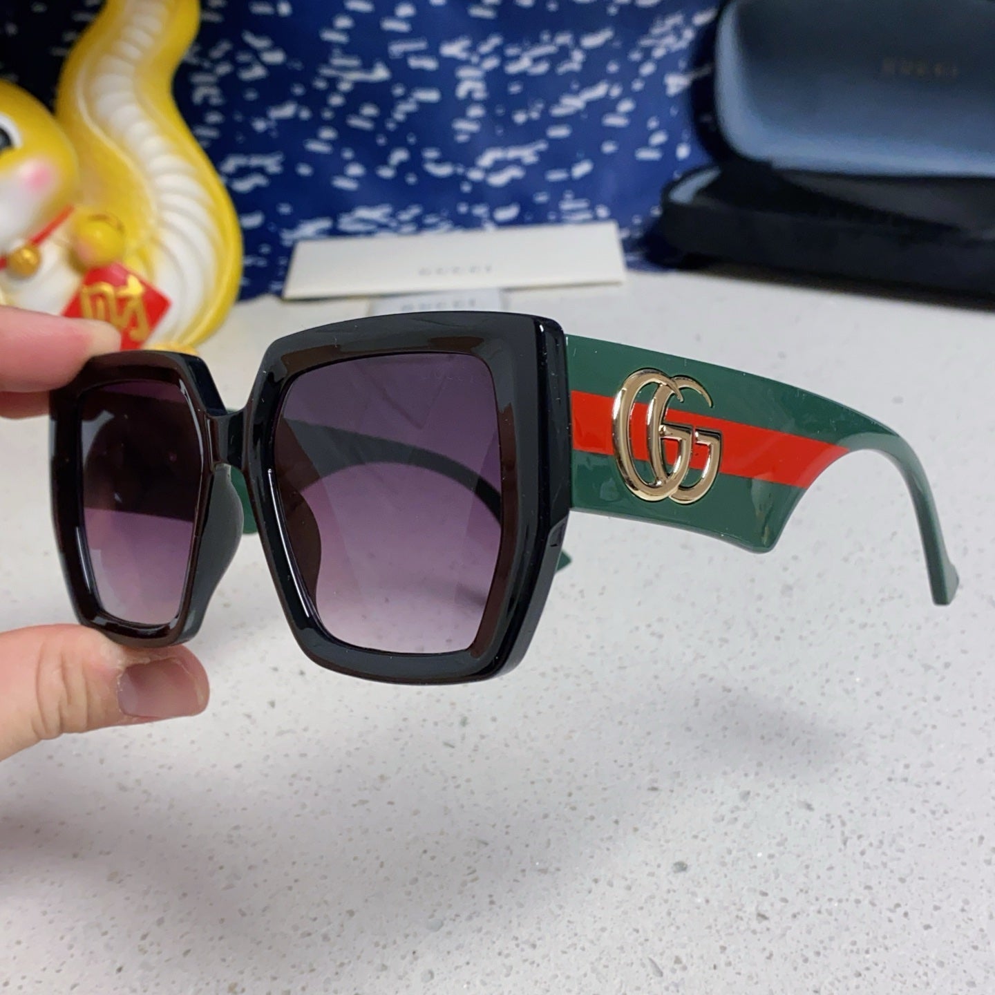 SQUARE FRAME SUNGLASSES 573303 IN ACETATE EMBOSSED LOGO - Black/ smoke
