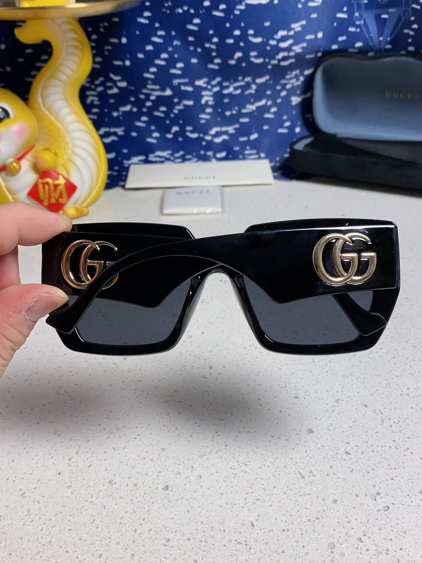 SQUARE FRAME SUNGLASSES 573303 IN ACETATE EMBOSSED LOGO - Black/ smoke