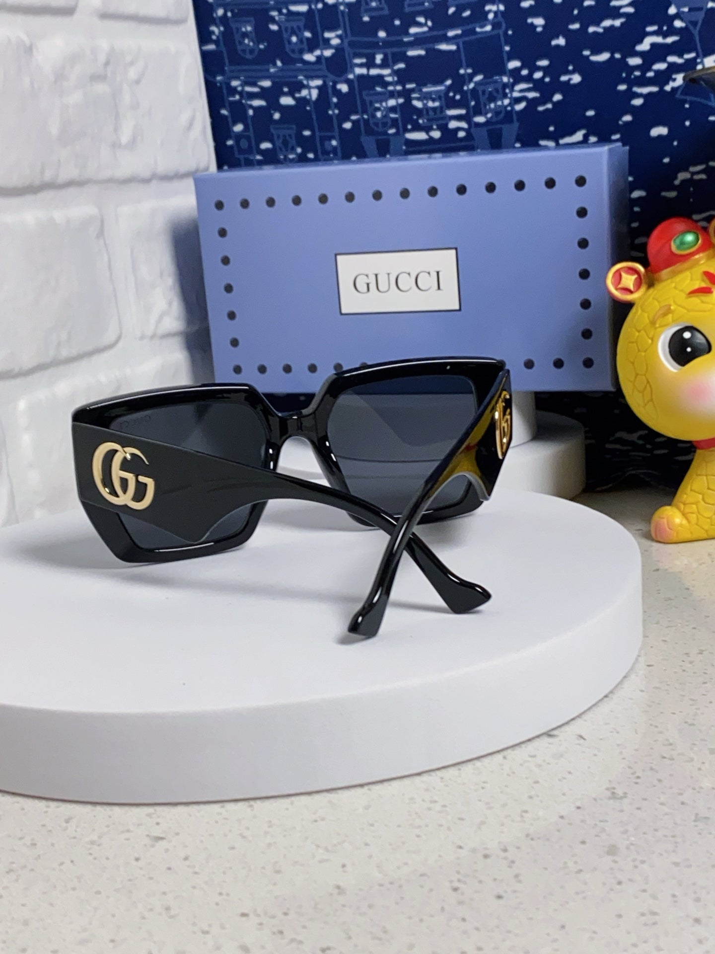 SQUARE FRAME SUNGLASSES 573303 IN ACETATE EMBOSSED LOGO - Black/ smoke