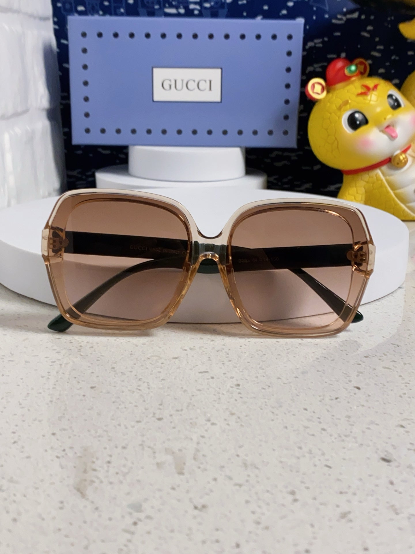 SQUARE FRAME SUNGLASSES 573309 IN ACETATE EMBOSSED LOGO - Black/ smoke
