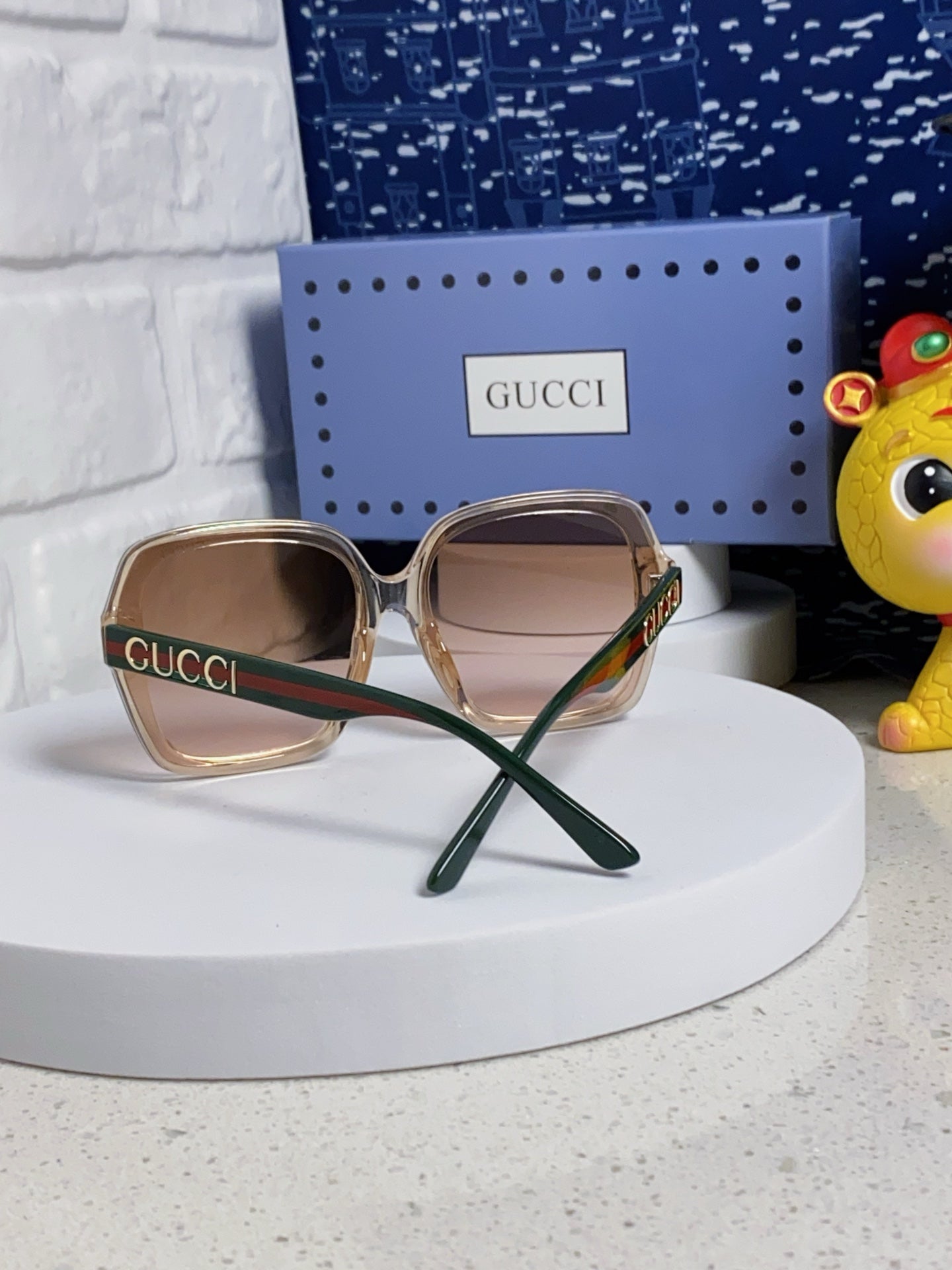SQUARE FRAME SUNGLASSES 573309 IN ACETATE EMBOSSED LOGO - Black/ smoke