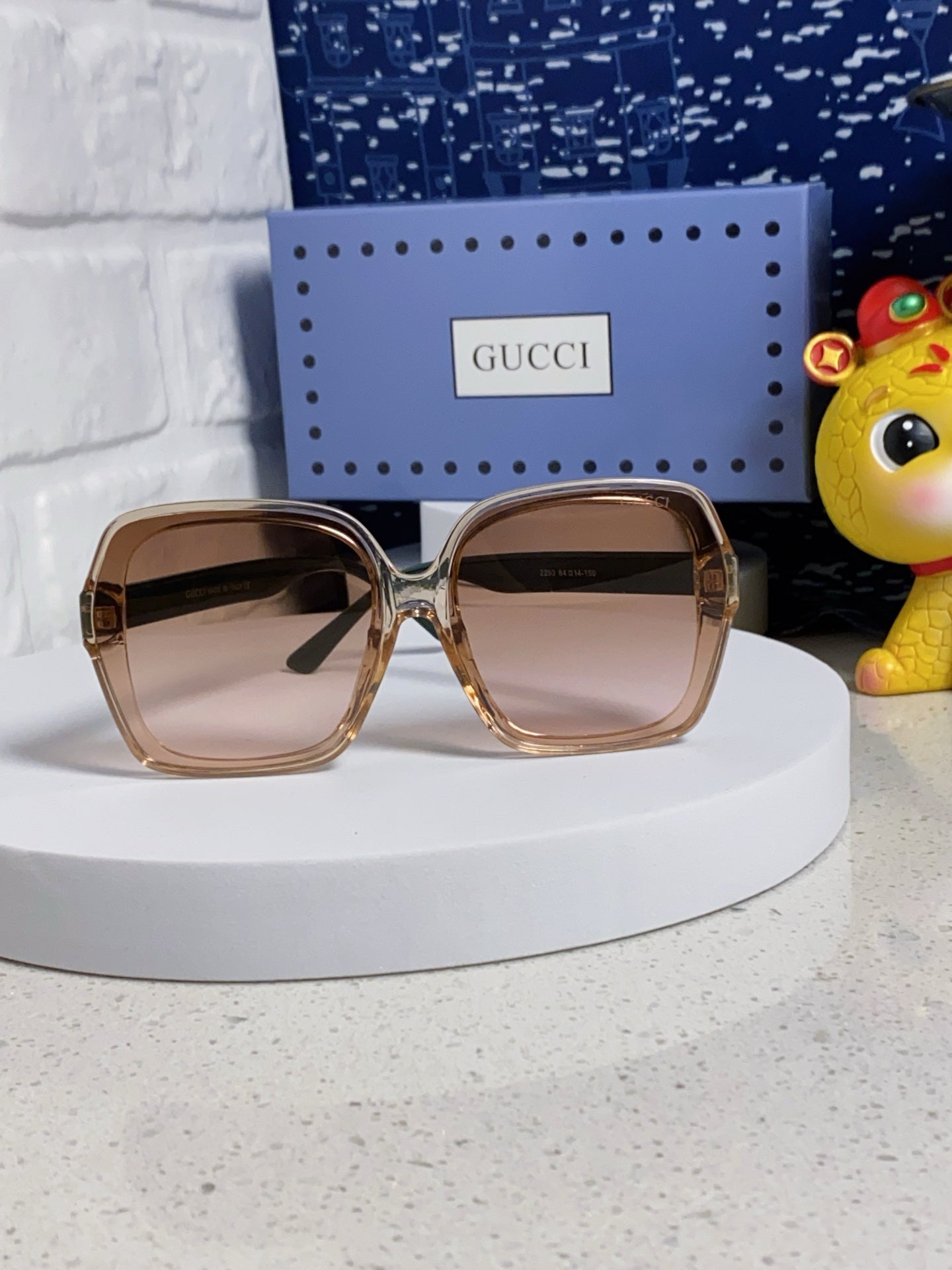 SQUARE FRAME SUNGLASSES 573309 IN ACETATE EMBOSSED LOGO - Black/ smoke