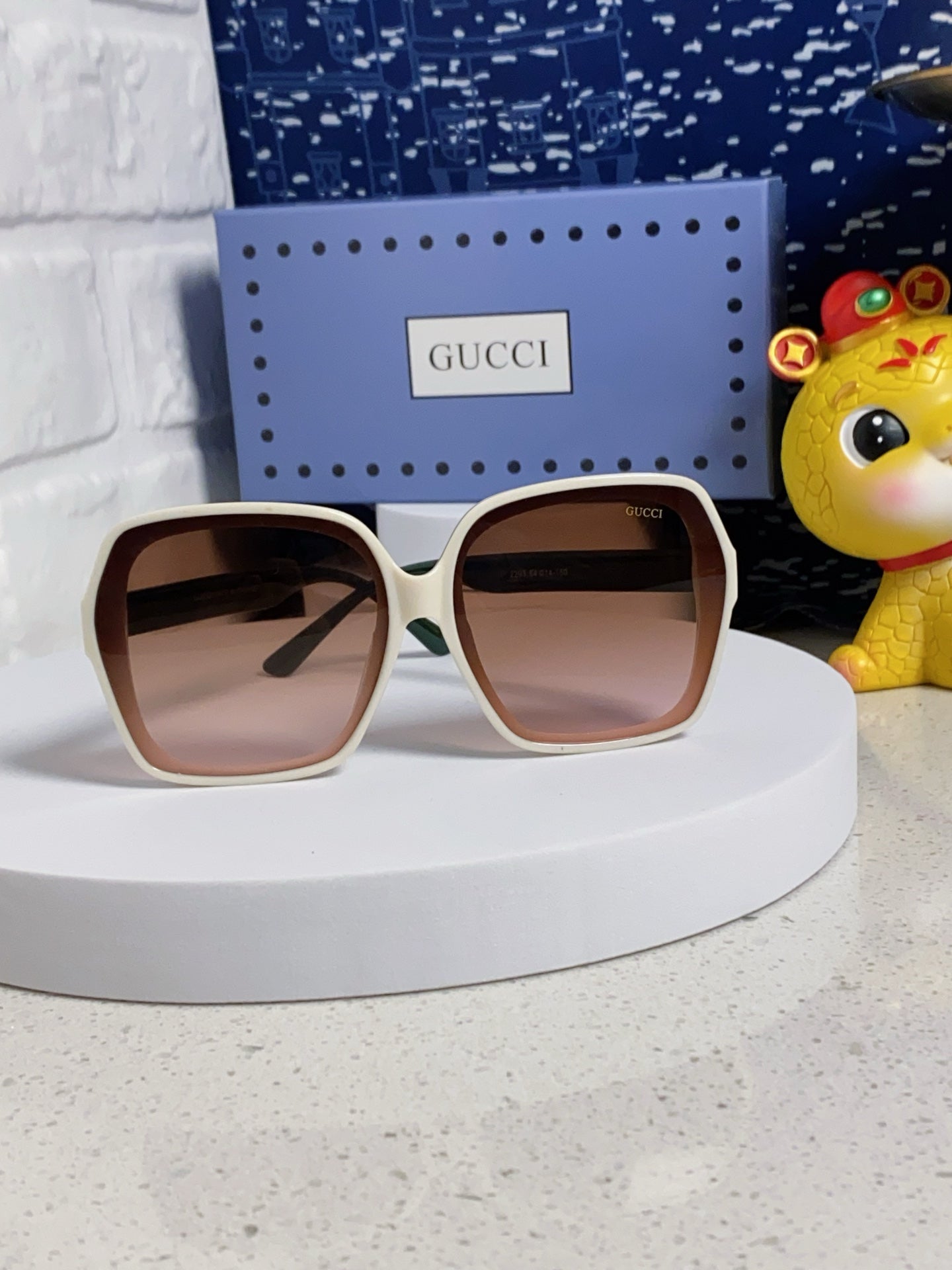 SQUARE FRAME SUNGLASSES 573309 IN ACETATE EMBOSSED LOGO - Black/ smoke