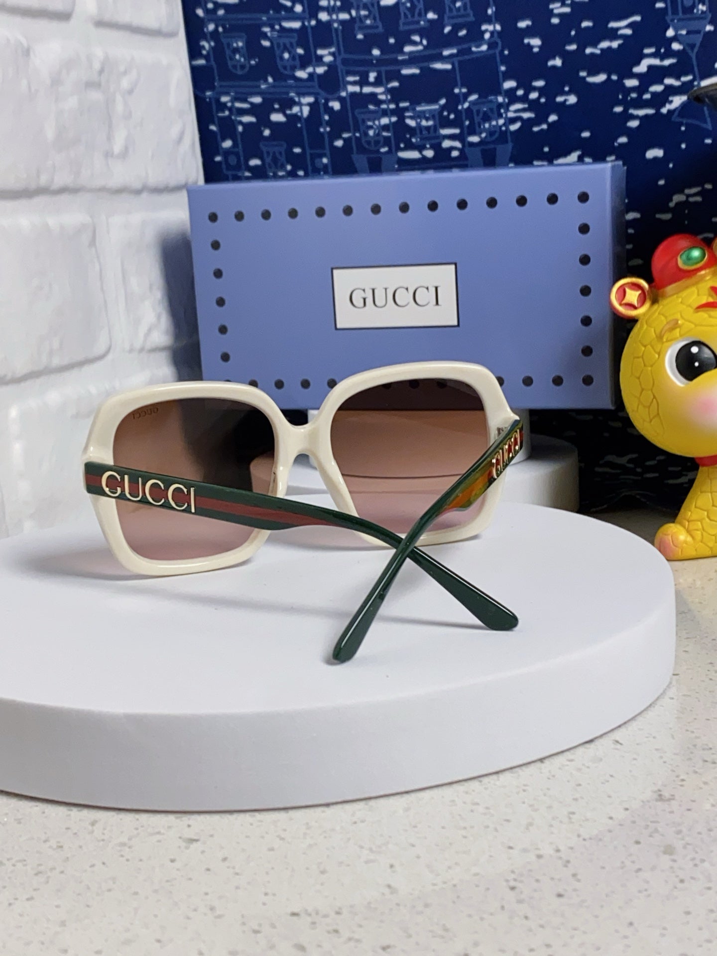 SQUARE FRAME SUNGLASSES 573309 IN ACETATE EMBOSSED LOGO - Black/ smoke
