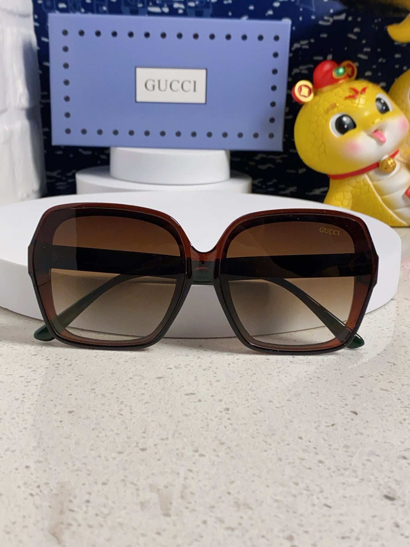 SQUARE FRAME SUNGLASSES 573309 IN ACETATE EMBOSSED LOGO - Black/ smoke