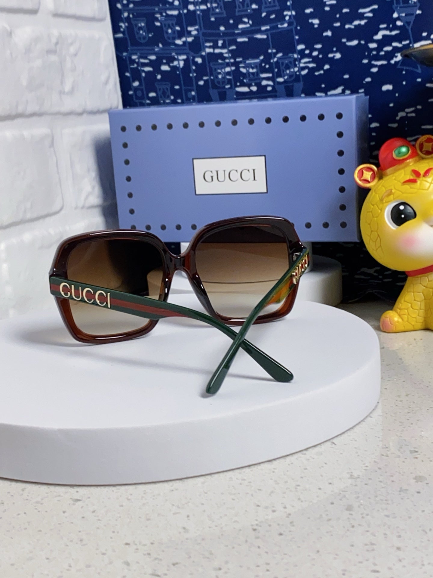 SQUARE FRAME SUNGLASSES 573309 IN ACETATE EMBOSSED LOGO - Black/ smoke