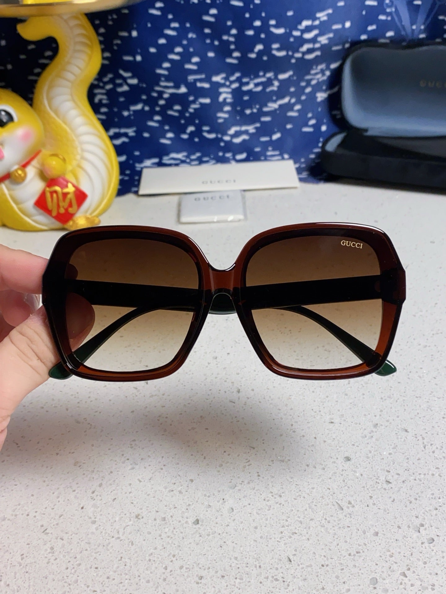 SQUARE FRAME SUNGLASSES 573309 IN ACETATE EMBOSSED LOGO - Black/ smoke