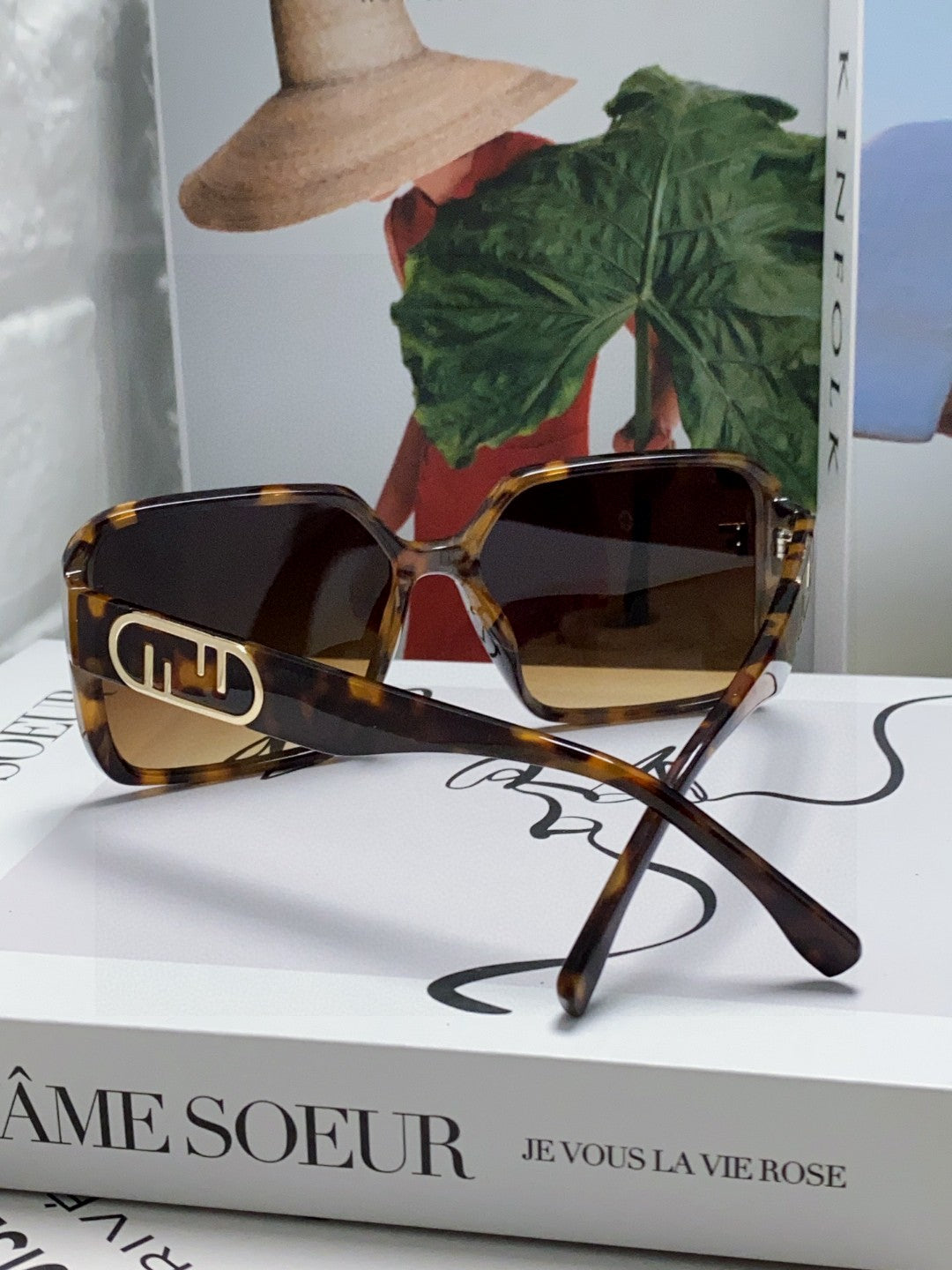 EMBOSSED LOGO FF DIAMONDS SQUARE FRAME SUNGLASSES 575798 IN ACETATE - Brown