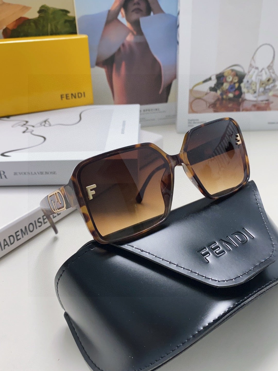 EMBOSSED LOGO FF DIAMONDS SQUARE FRAME SUNGLASSES 575798 IN ACETATE - Brown