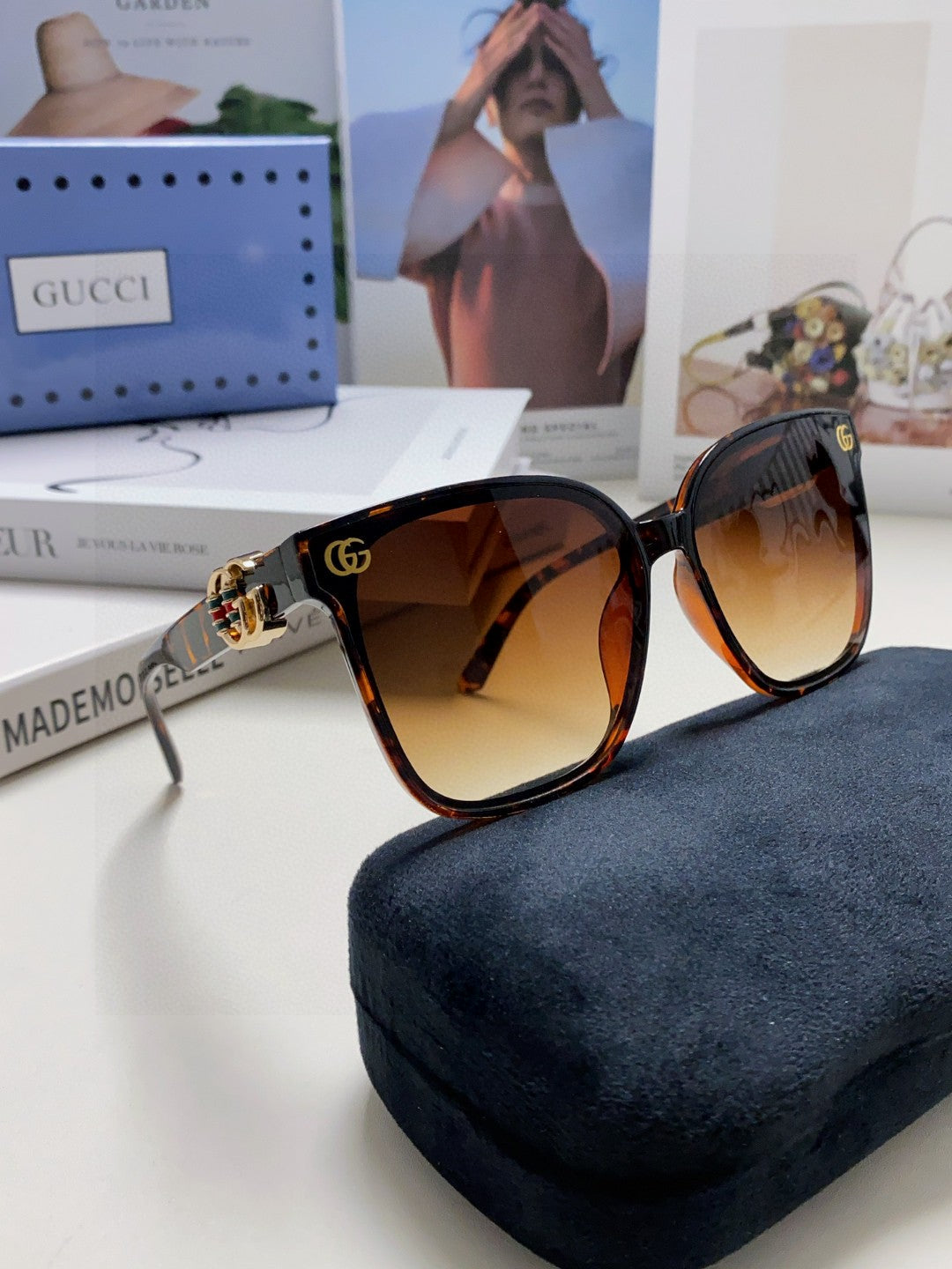 EMBOSSED LOGO BUTTERFLY FRAME SUNGLASSES 576876 IN ACETATE - Black/ black