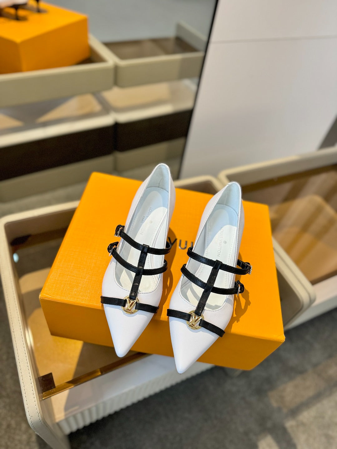 HIGH PUMP 5 CM TRIPLE-STRAP IN WHITE CALFSKIN WITH BLACK STRAP - 34