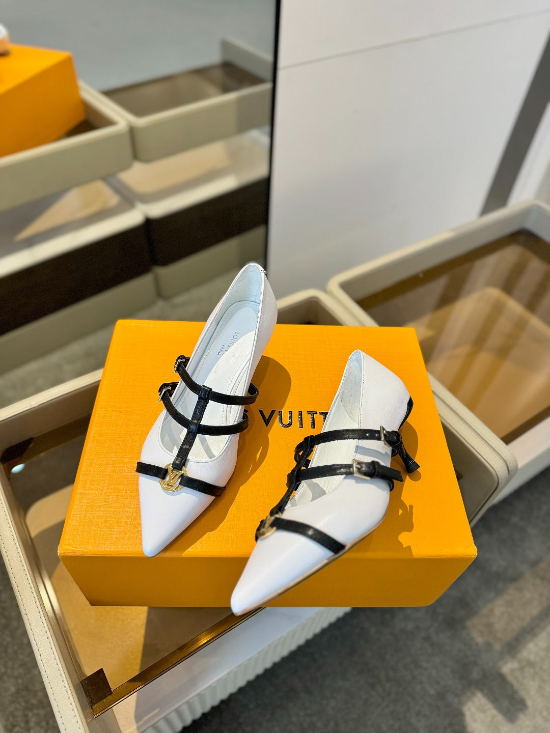 HIGH PUMP 5 CM TRIPLE-STRAP IN WHITE CALFSKIN WITH BLACK STRAP - 34