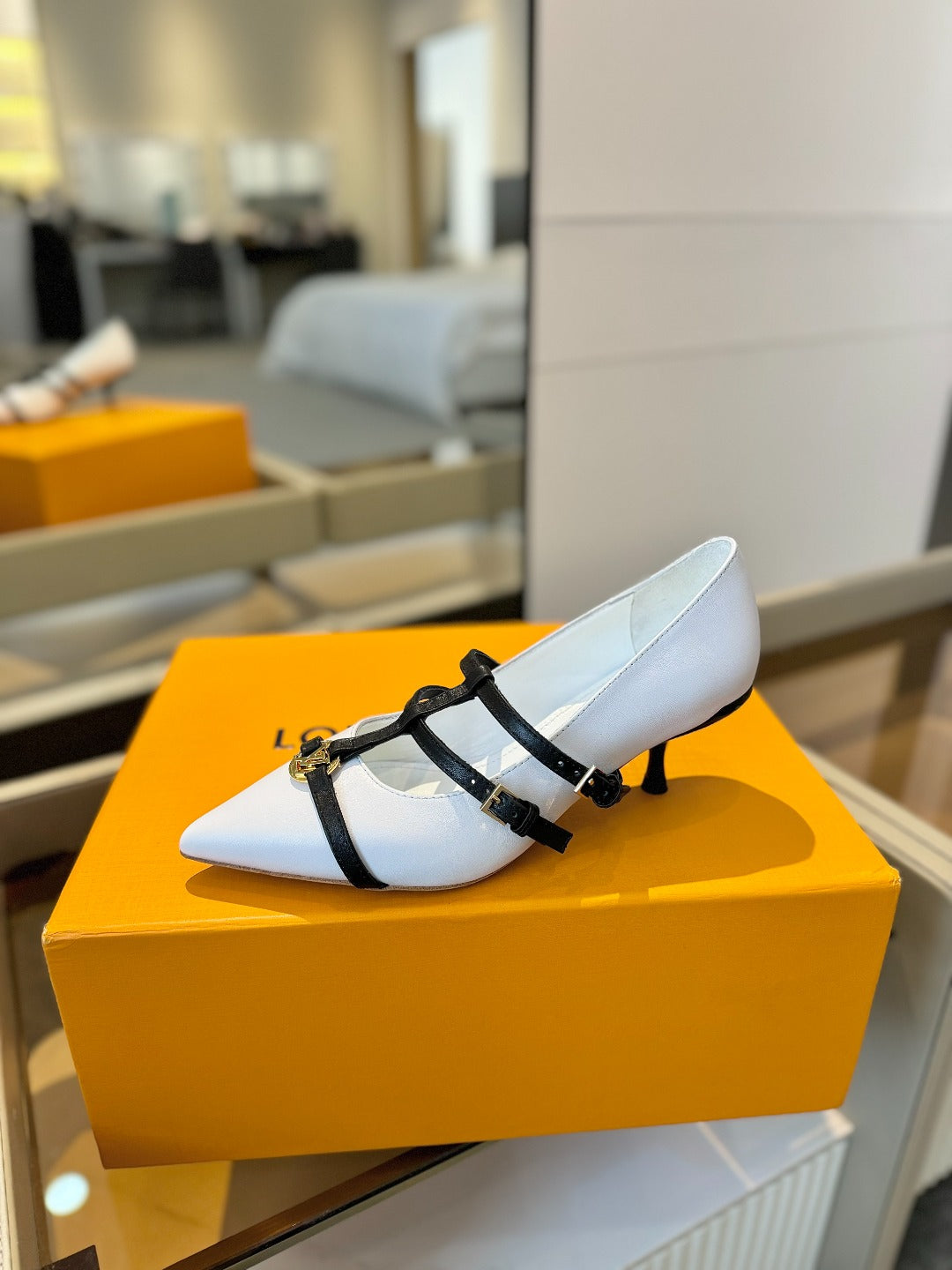 HIGH PUMP 5 CM TRIPLE-STRAP IN WHITE CALFSKIN WITH BLACK STRAP - 34