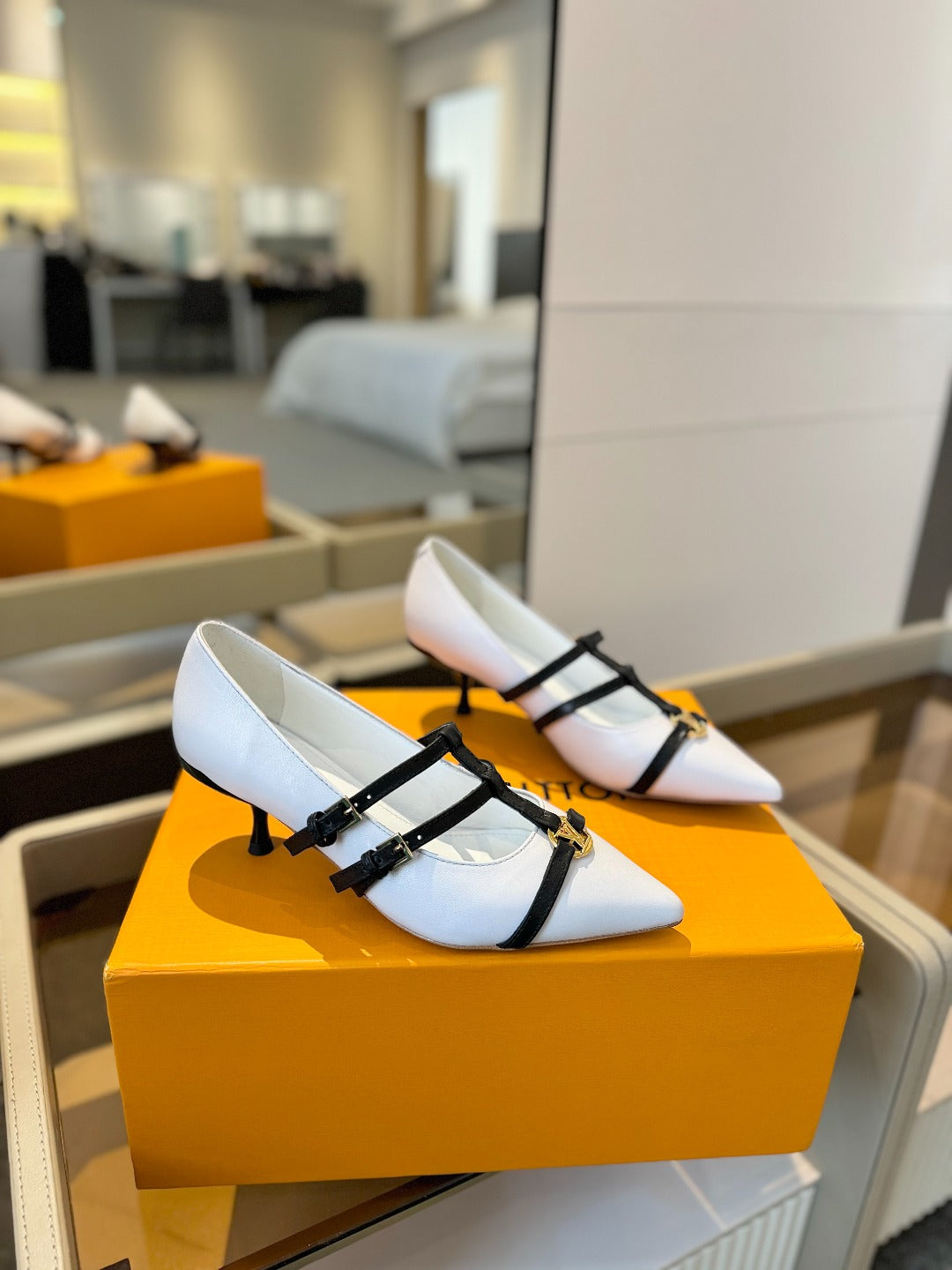 HIGH PUMP 5 CM TRIPLE-STRAP IN WHITE CALFSKIN WITH BLACK STRAP - 34