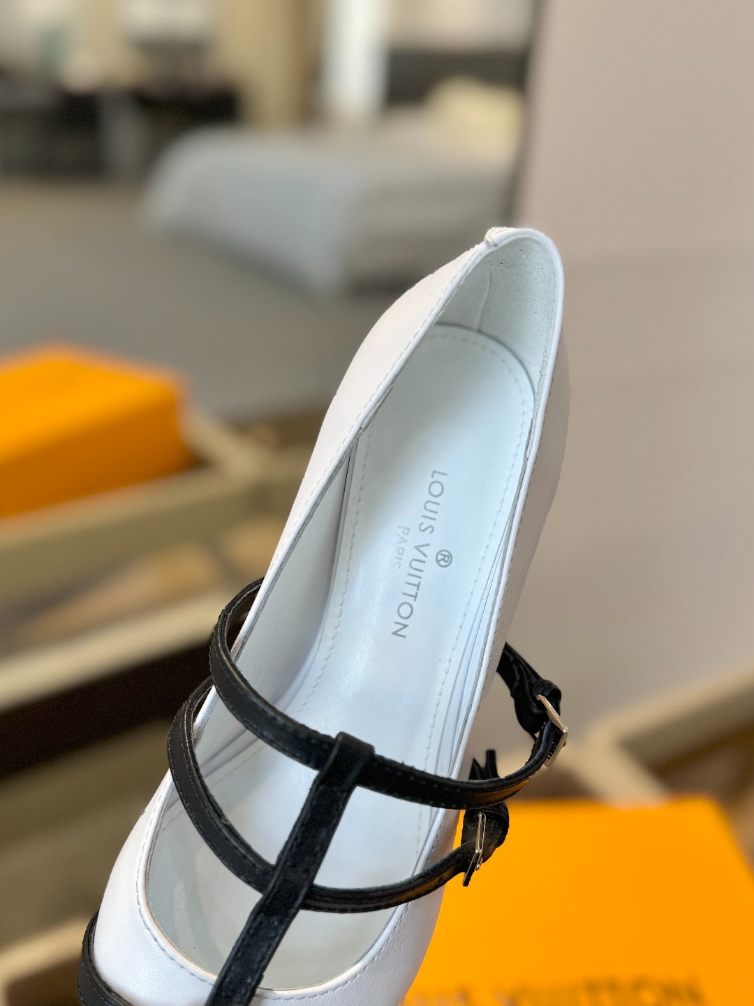 HIGH PUMP 5 CM TRIPLE-STRAP IN WHITE CALFSKIN WITH BLACK STRAP - 34