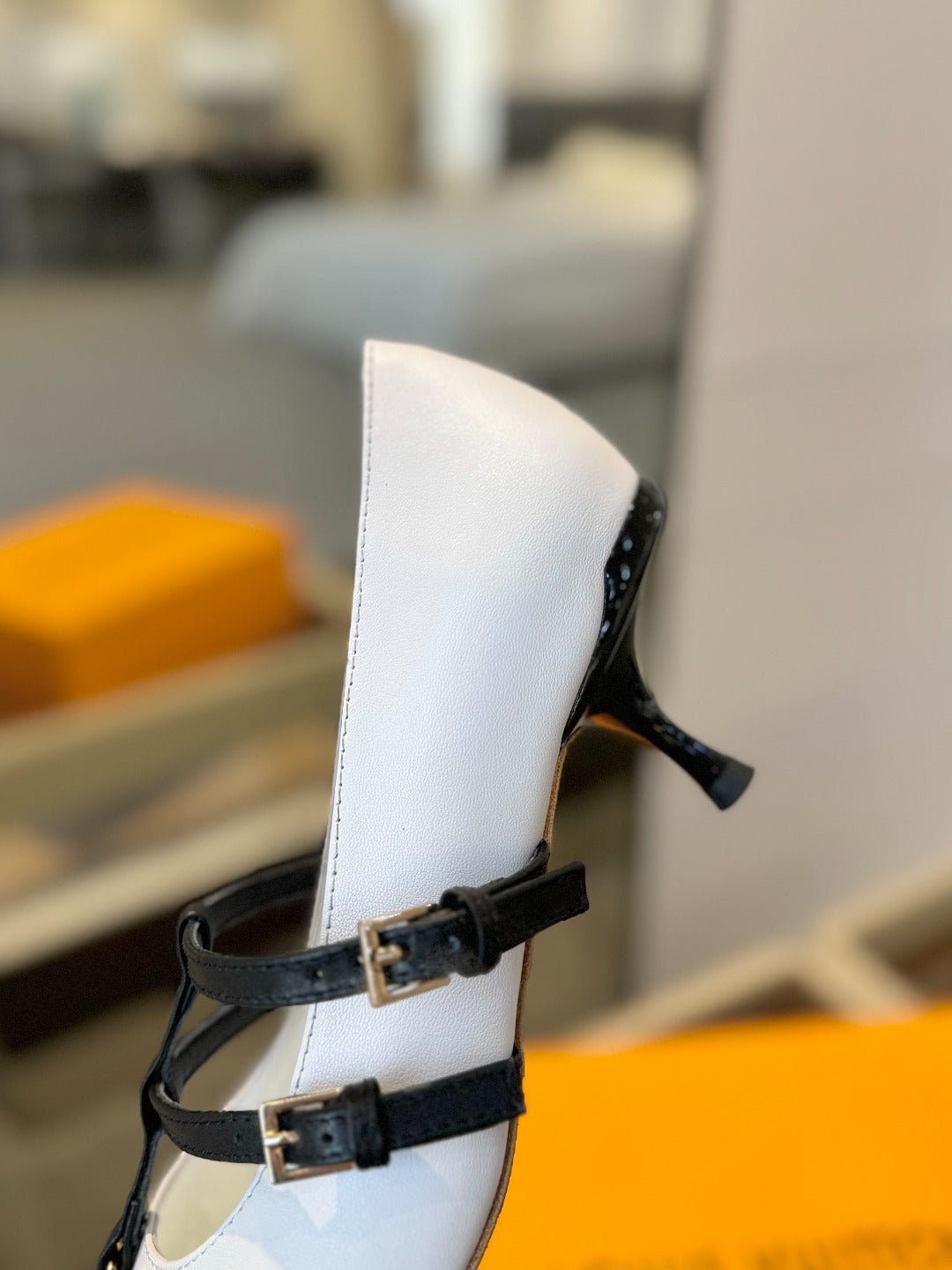 HIGH PUMP 5 CM TRIPLE-STRAP IN WHITE CALFSKIN WITH BLACK STRAP - 34