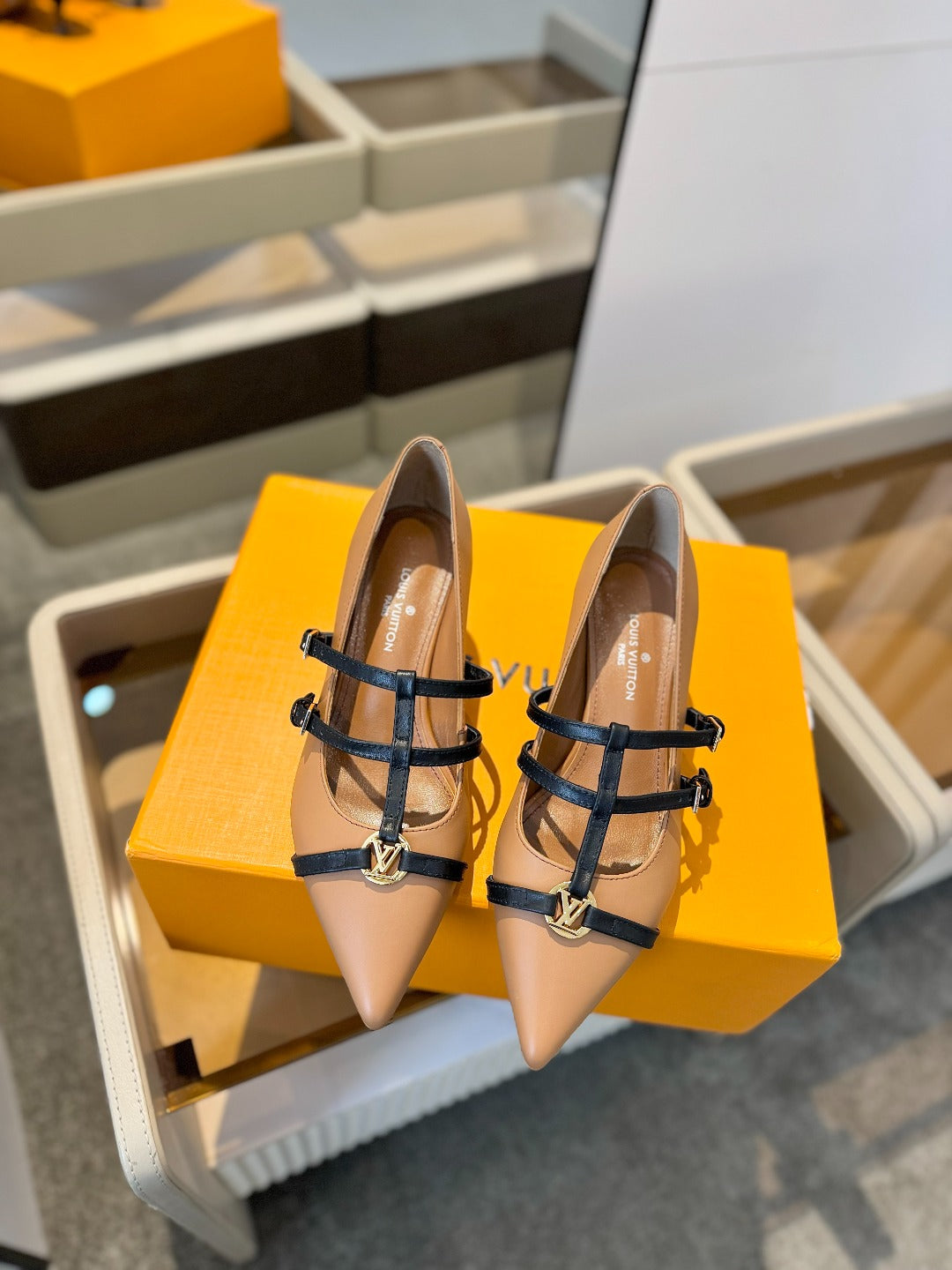 HIGH PUMP 5 CM TRIPLE-STRAP IN CIDER BROWN CALFSKIN WITH BLACK STRAP - 34
