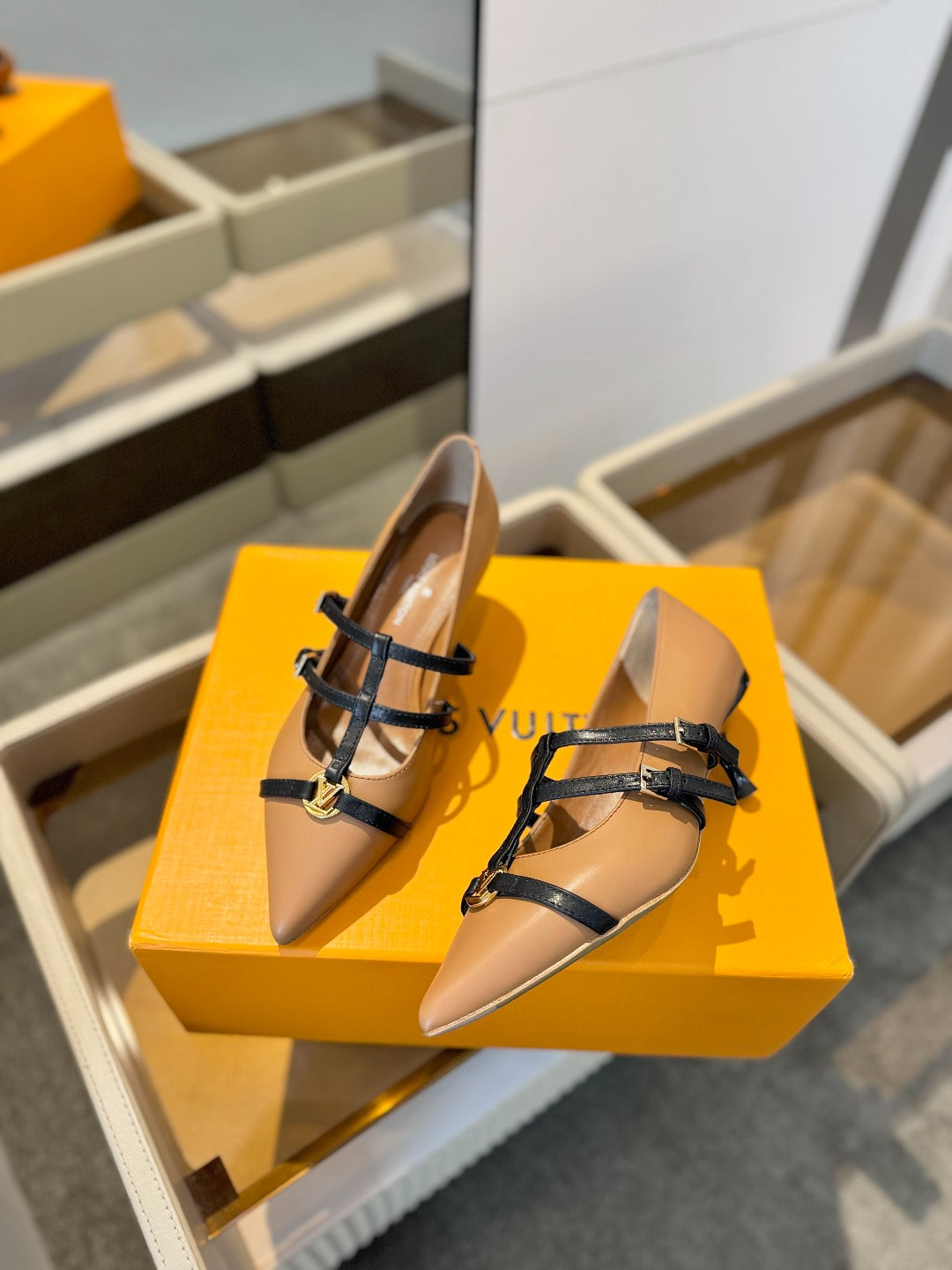 HIGH PUMP 5 CM TRIPLE-STRAP IN CIDER BROWN CALFSKIN WITH BLACK STRAP - 34