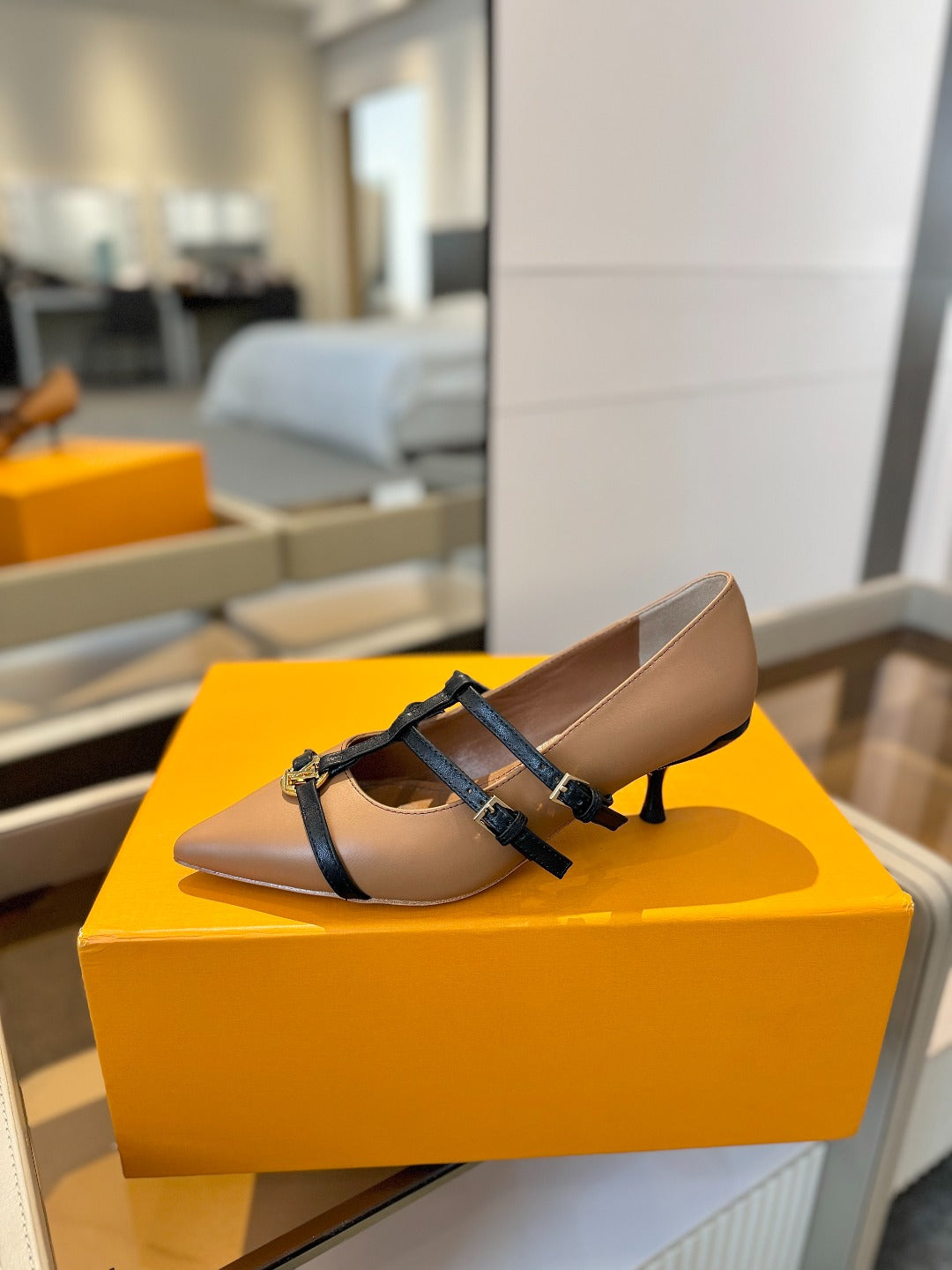 HIGH PUMP 5 CM TRIPLE-STRAP IN CIDER BROWN CALFSKIN WITH BLACK STRAP - 34