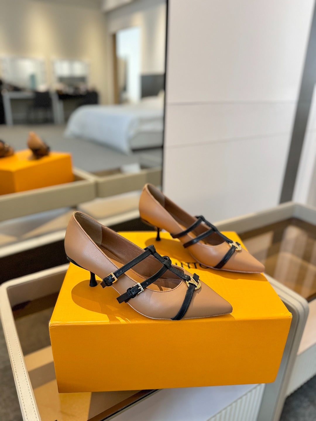 HIGH PUMP 5 CM TRIPLE-STRAP IN CIDER BROWN CALFSKIN WITH BLACK STRAP - 34