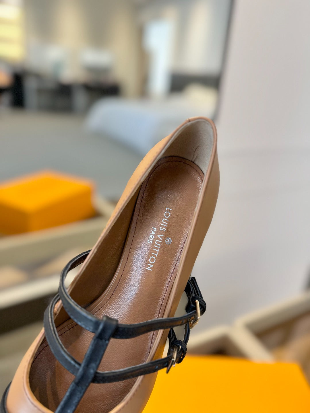 HIGH PUMP 5 CM TRIPLE-STRAP IN CIDER BROWN CALFSKIN WITH BLACK STRAP - 34
