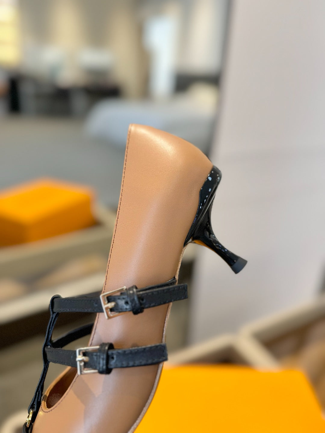 HIGH PUMP 5 CM TRIPLE-STRAP IN CIDER BROWN CALFSKIN WITH BLACK STRAP - 34