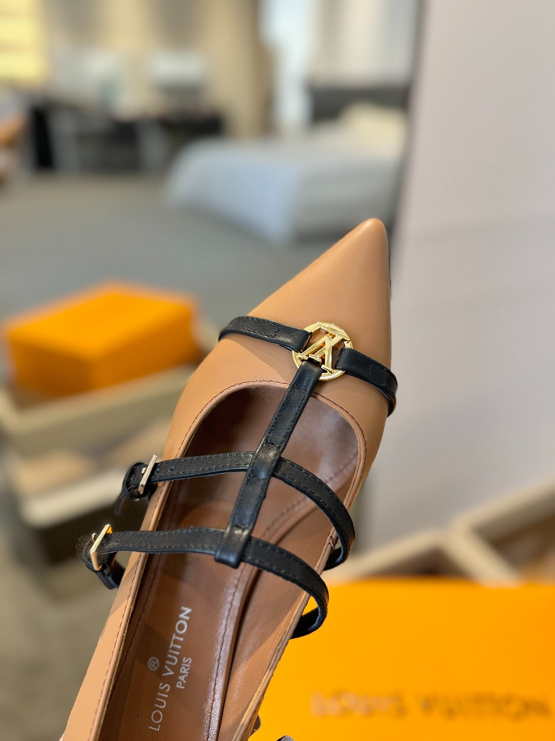 HIGH PUMP 5 CM TRIPLE-STRAP IN CIDER BROWN CALFSKIN WITH BLACK STRAP - 34