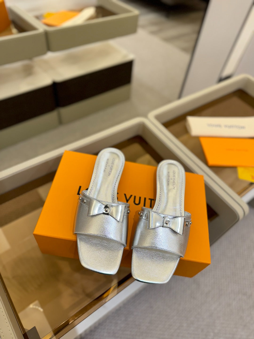 LV X TM 6AM FLAT MULE IN SILVER CALFSKIN - 34