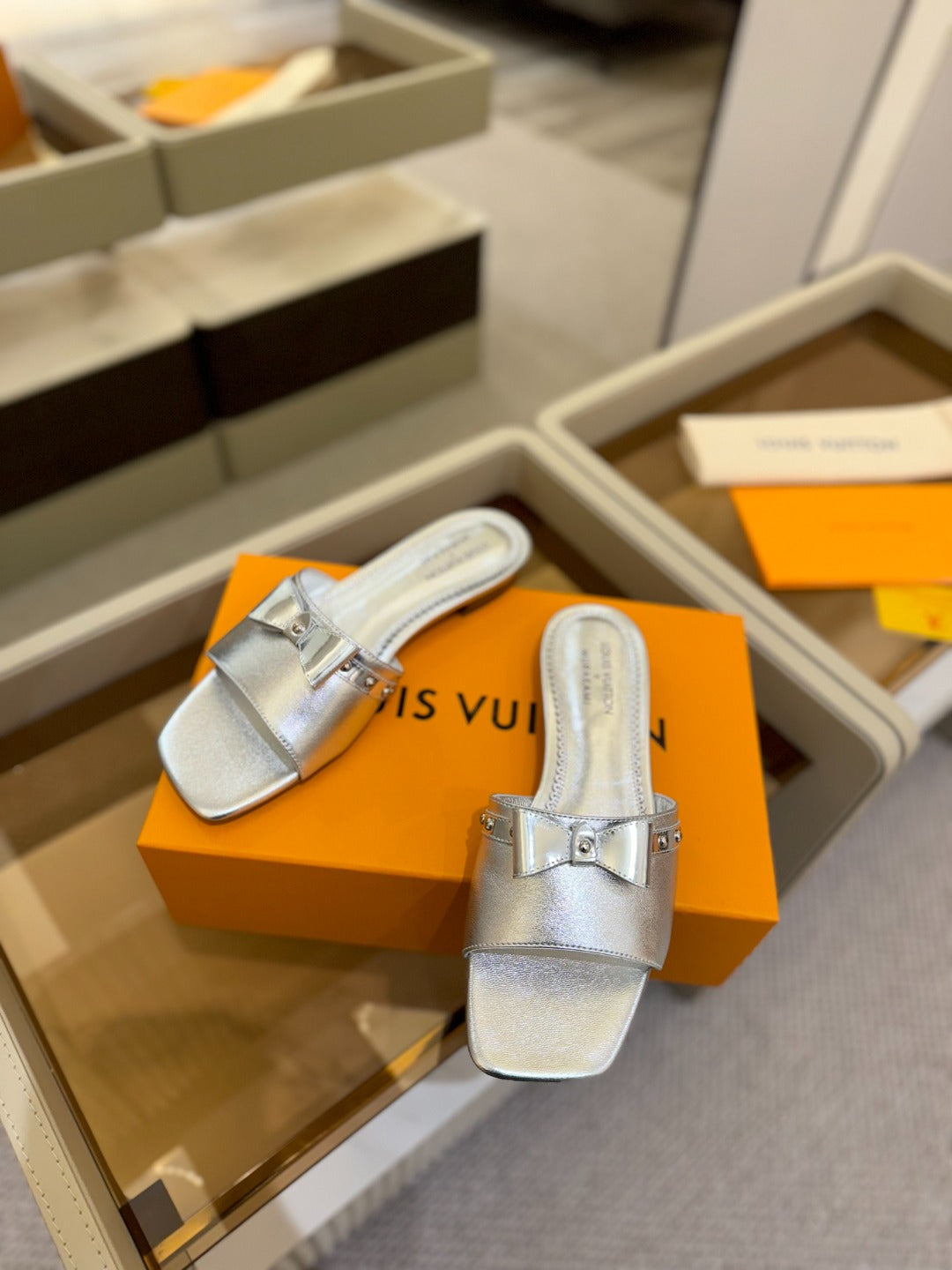 LV X TM 6AM FLAT MULE IN SILVER CALFSKIN - 34