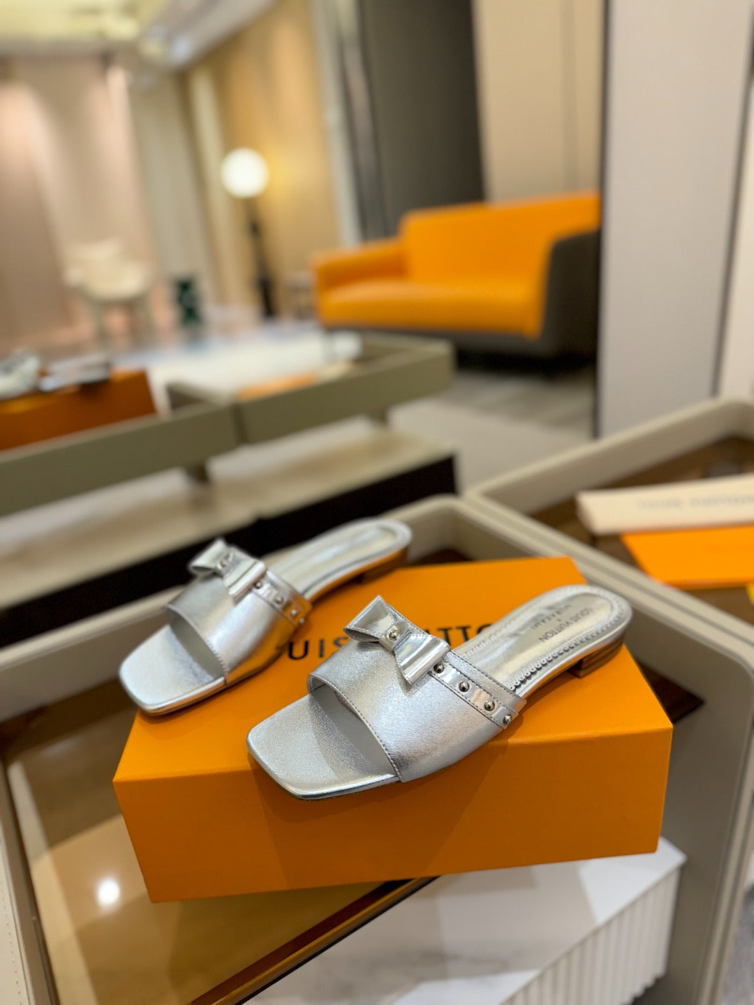 LV X TM 6AM FLAT MULE IN SILVER CALFSKIN - 34