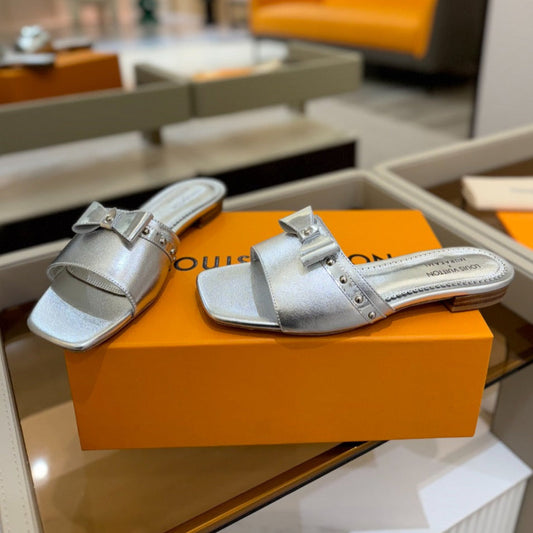 LV X TM 6AM FLAT MULE IN SILVER CALFSKIN - 34