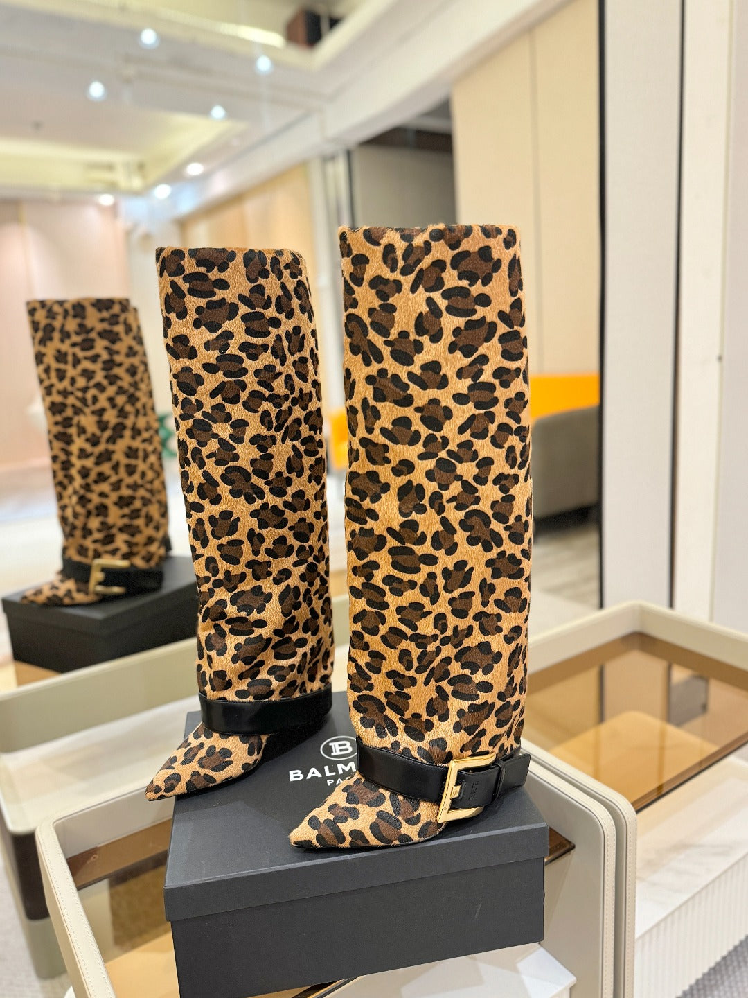 ЧОБОТИ BALMAIN 26S ВИСОКІ ДО КОЛІН 100 ММ ІЗ ВОРСУ ПОНІ З ЛЕОПАРДОВИМ ПРИНТОМ