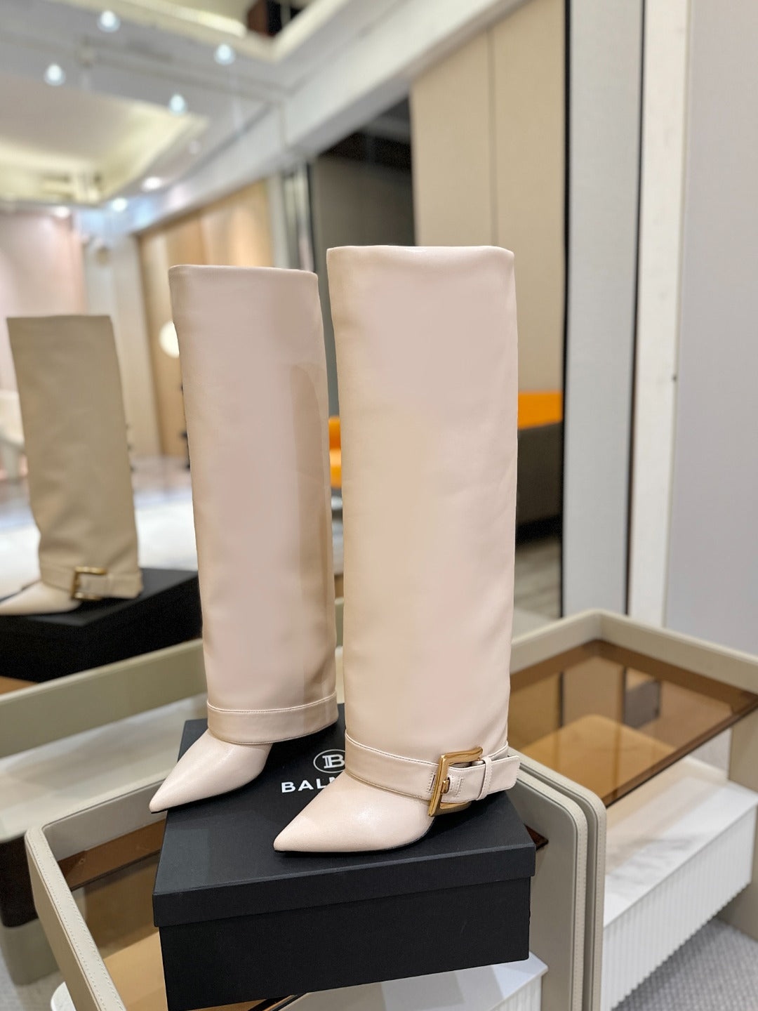 BALMAIN 26S ВИСОКІ ЧОБОТИ 100 ММ З ТЕЛЯЧОЇ ШКІРИ СВІТЛО-БЕЖЕВОГО КОЛЬОРУ