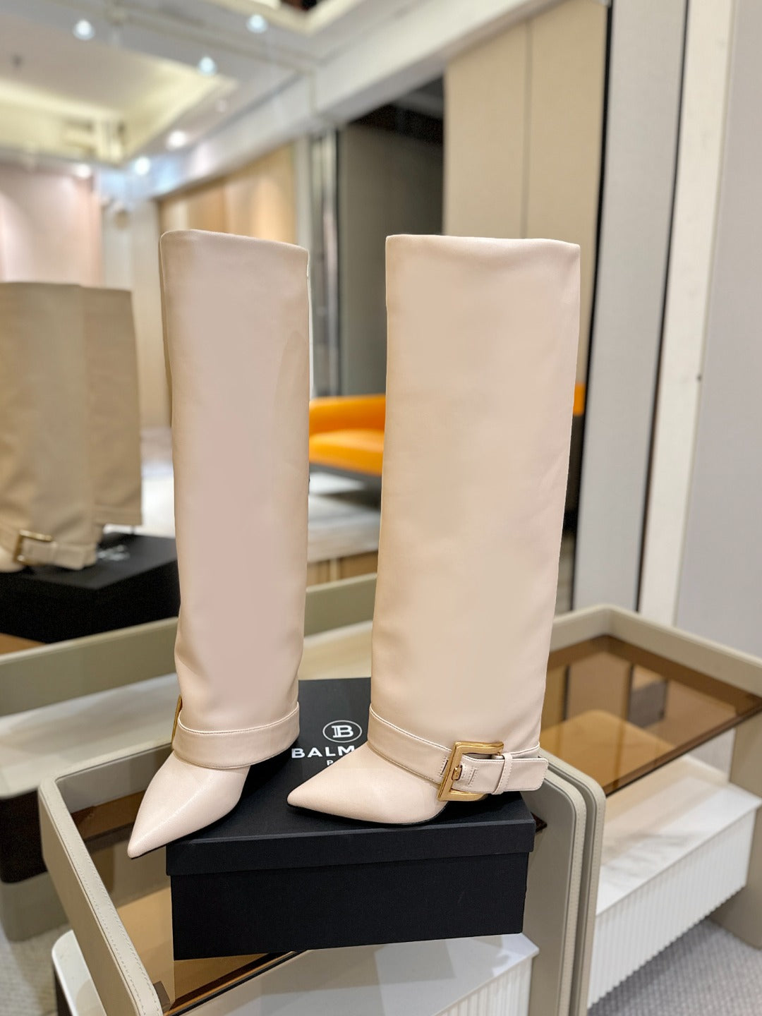 BALMAIN 26S ВИСОКІ ЧОБОТИ 100 ММ З ТЕЛЯЧОЇ ШКІРИ СВІТЛО-БЕЖЕВОГО КОЛЬОРУ