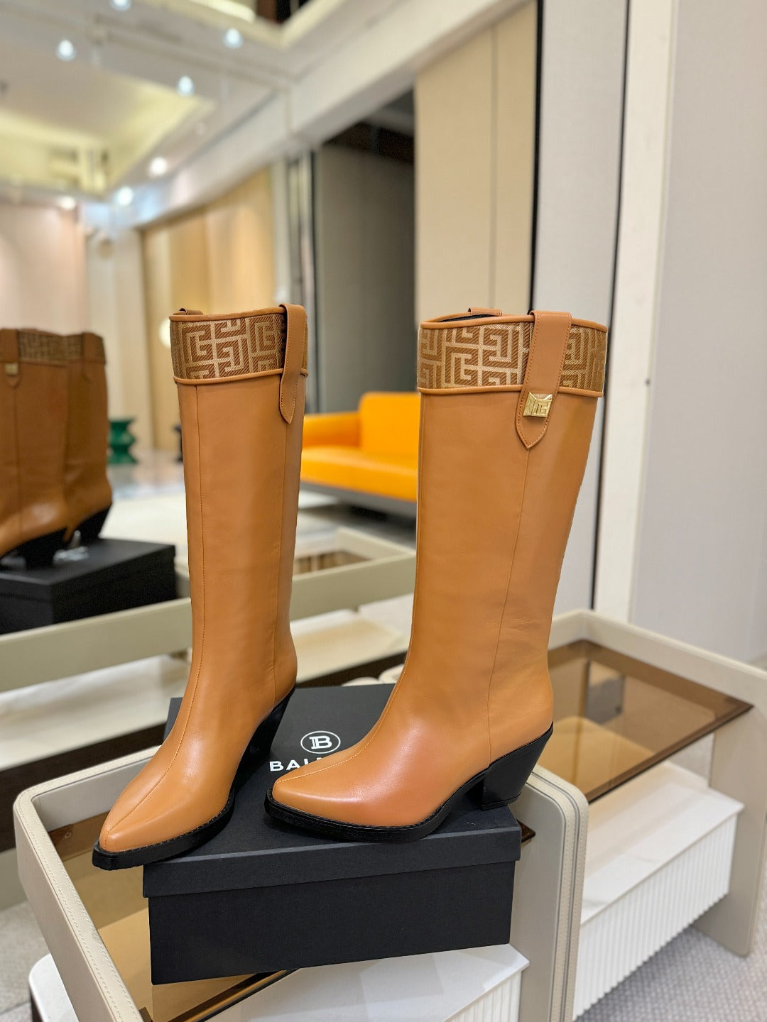 ВИСОКІ ЧОБОТИ BALMAIN 26S 65 ММ З КОРИЧНЕВОЇ ТЕЛЯЧОЇ ШКІРИ
