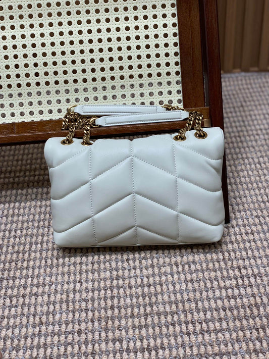 М'ЯКА ІГРАШКА PUFFER 23 З БІЛОЇ ОВЕЧОЇ ШКІРИ І ЗОЛОТОЮ ФУРНІТУРОЮ