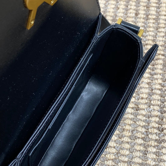 МАЛА СУМКА SATCHEL SOLFERINO 19 З ЧОРНОЇ ТЕЛЯЧОЇ ШКІРИ ІЗ ЗОЛОТИСТОЮ ФУРНІТУРОЮ