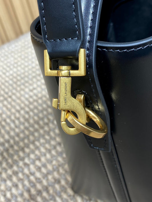 СУМКА LE 37 SMALL BUCKET BAG 20 ЧОРНА ТЕЛЯЧА ШКІРА ЗОЛОТИСТА ФУРНІТУРА