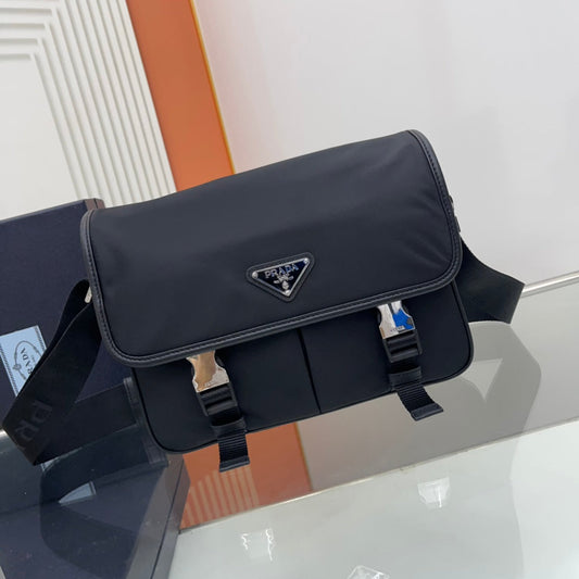 PRA SMALL 26 SHOULDERBAG IN BLACK SAFFIANO LEATHER