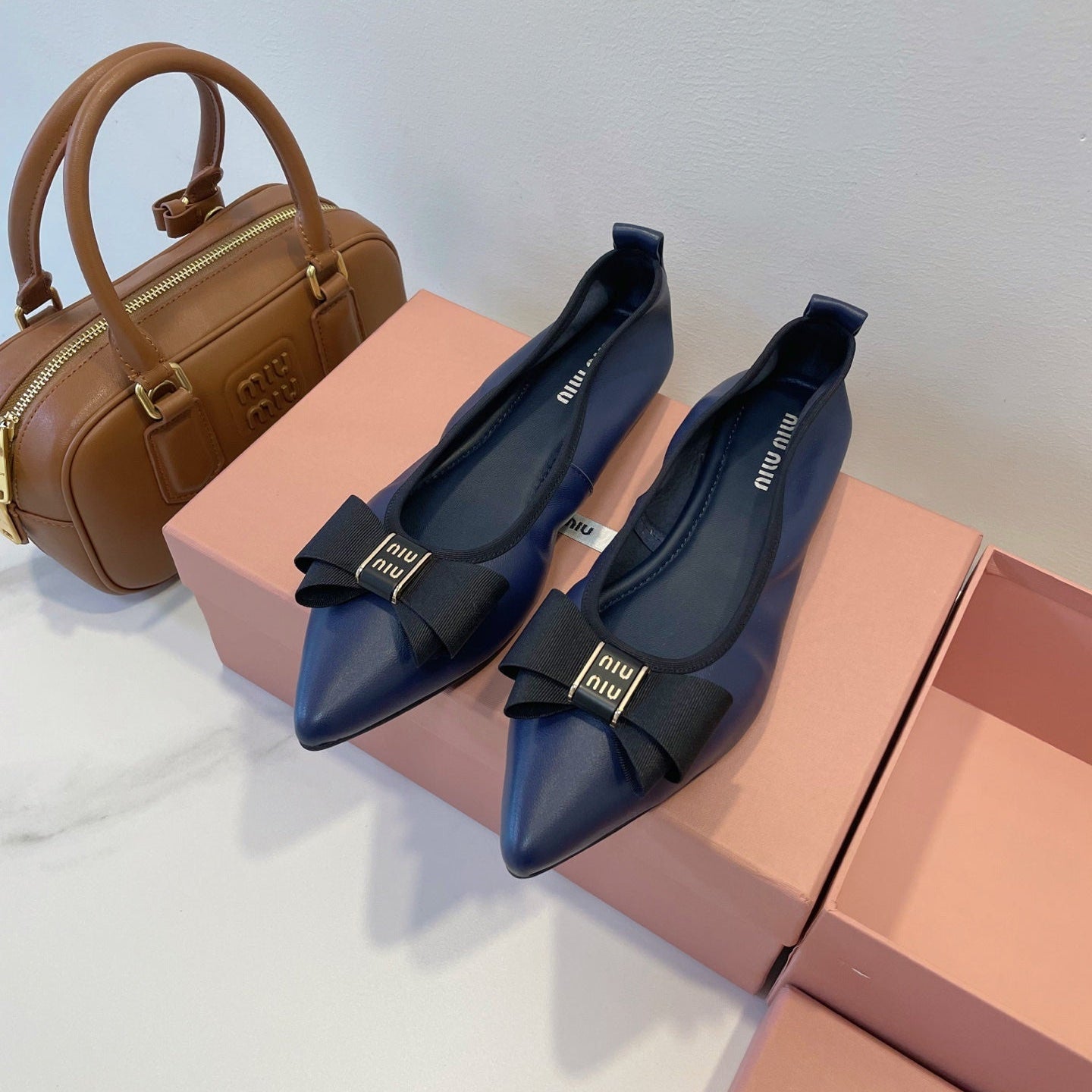 БАЛЕТКИ MIUMIU 26S З ТЕМНО-СИНЬОЇ ТЕЛЯЧОЇ ШКІРИ З БАНТОМ