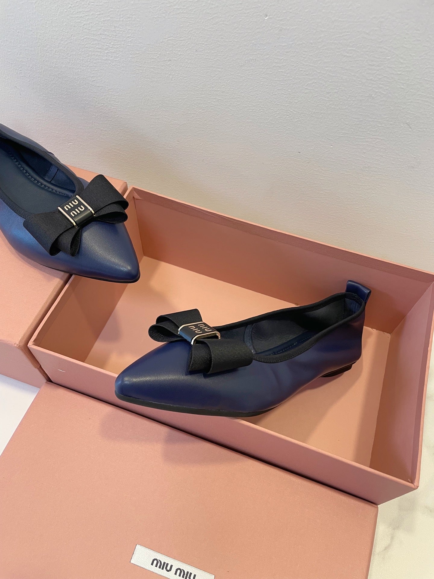БАЛЕТКИ MIUMIU 26S З ТЕМНО-СИНЬОЇ ТЕЛЯЧОЇ ШКІРИ З БАНТОМ