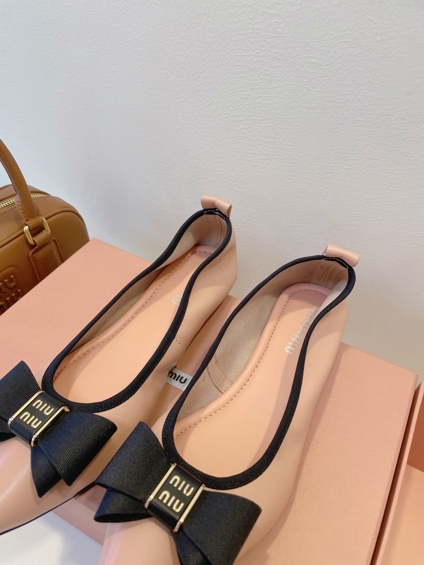 Балетки MIUMIU 26S зі світло-рожевої телячої шкіри з бантом
